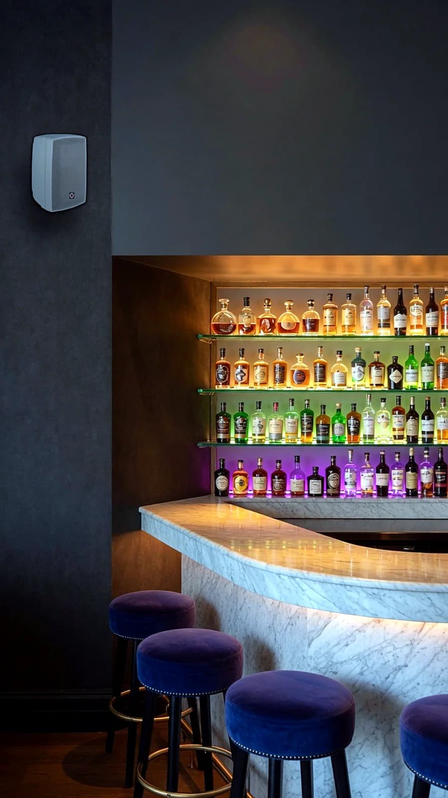 Visualización: un SSOUNDS P6T en un bar de cócteles de hotel