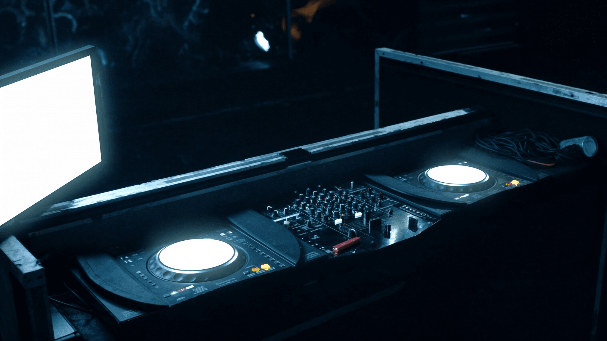 Hybrid DJ Sets: The Complete Guide